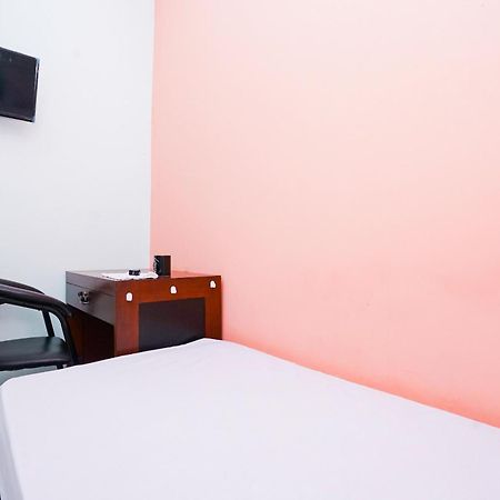 Oyo Life 2309 Kost Si Mbok Vivi Otel Surabaya Dış mekan fotoğraf