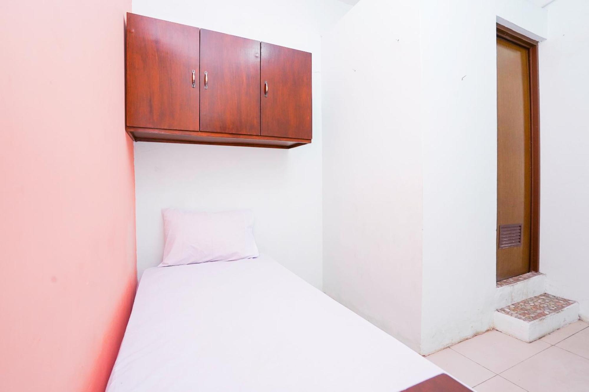 Oyo Life 2309 Kost Si Mbok Vivi Otel Surabaya Dış mekan fotoğraf