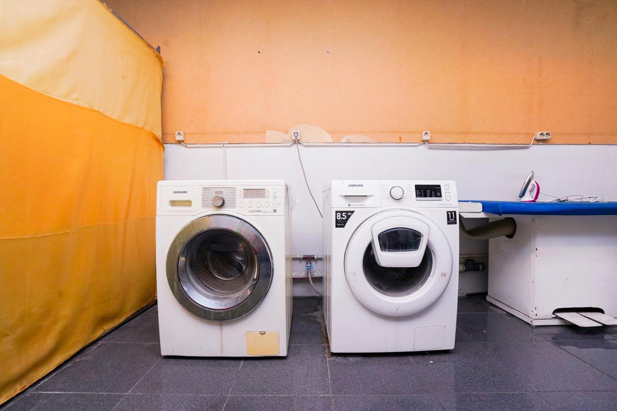 Oyo Life 2309 Kost Si Mbok Vivi Otel Surabaya Dış mekan fotoğraf