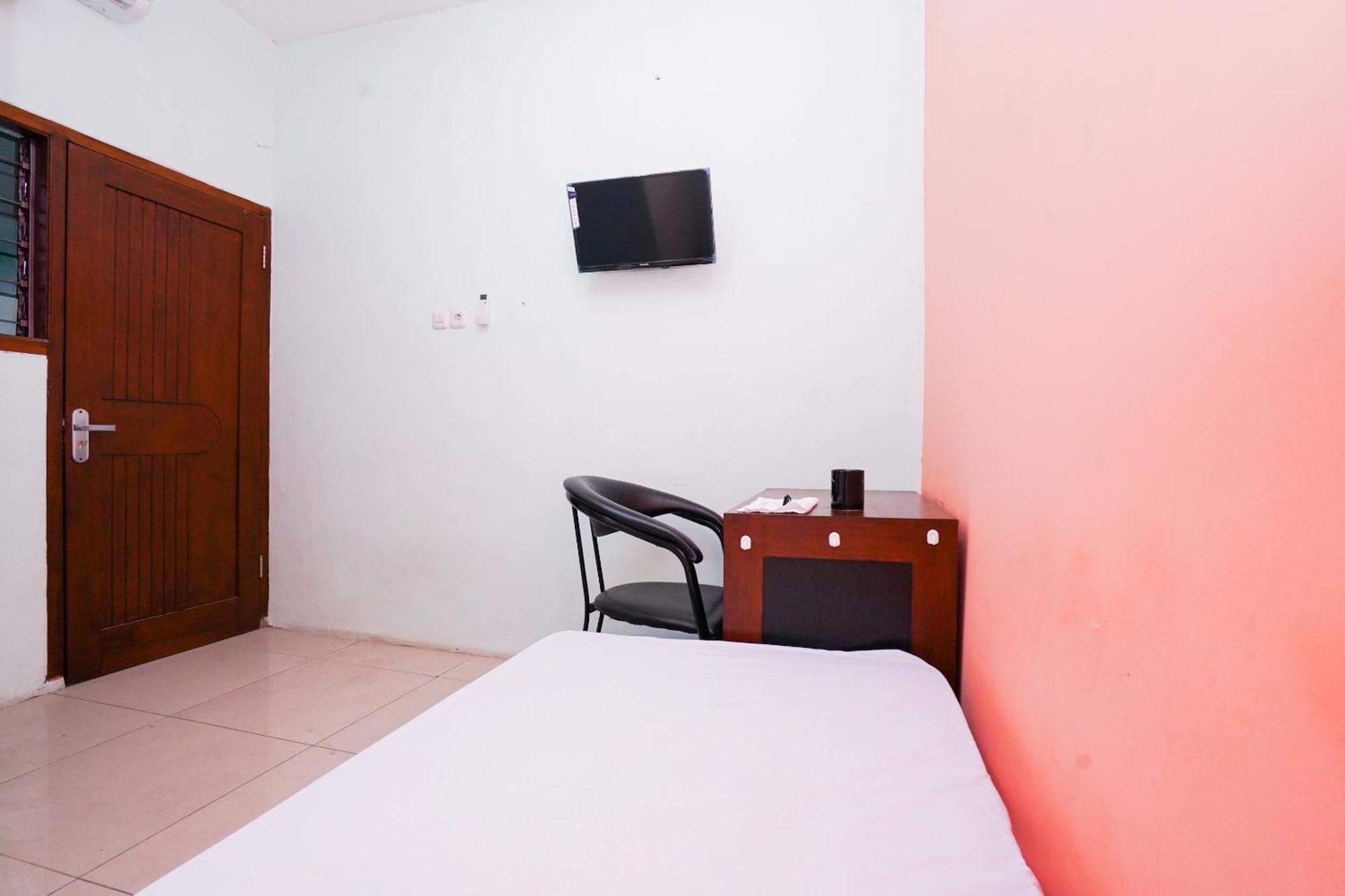 Oyo Life 2309 Kost Si Mbok Vivi Otel Surabaya Dış mekan fotoğraf