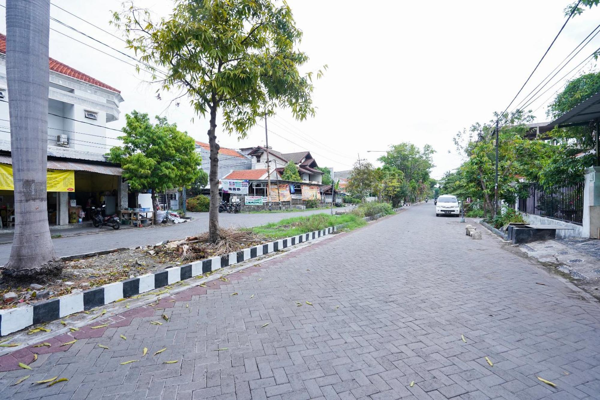 Oyo Life 2309 Kost Si Mbok Vivi Otel Surabaya Dış mekan fotoğraf